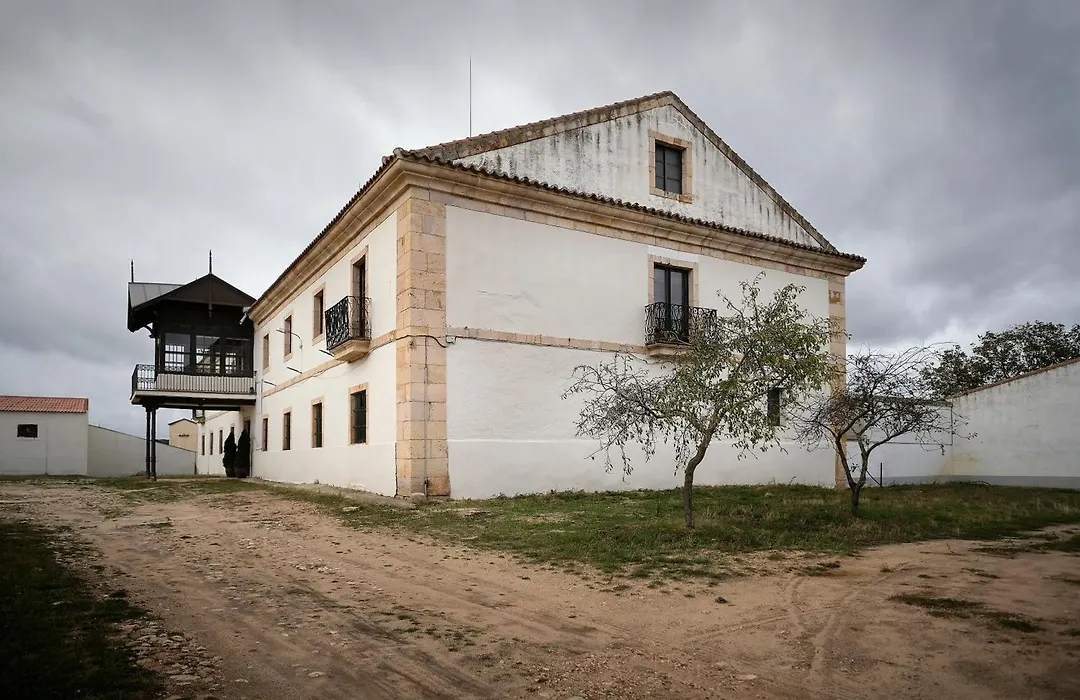 CASA RURAL PALACIO CONDE DE ALDANA con piscina entre encinares y dehesas-1